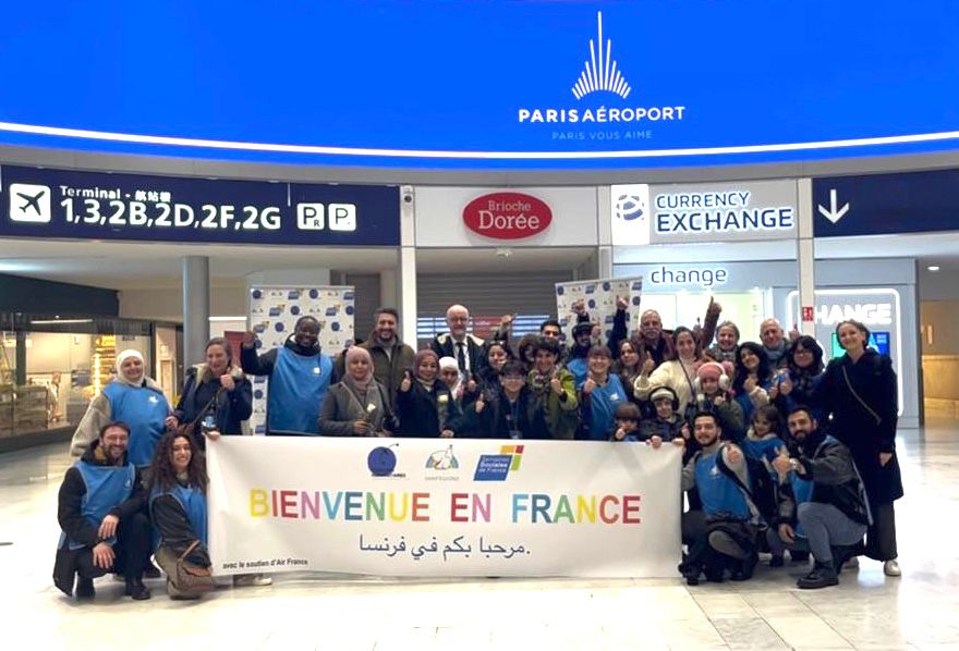 JeunesPaix's tweet photo. À l’aéroport Charles-de-Gaulle, dix personnes venues de #Syrie, dont quatre #enfants, ont été accueillies aujourd’hui grâce au #couloireshumanitaires depuis le Liban.
Quatre enfants qui pourront aller à l’#école, étudier et grandir dans un pays en #paix 🌈🕊
Bienvenue en France ! https://t.co/WCdbeQBVZi