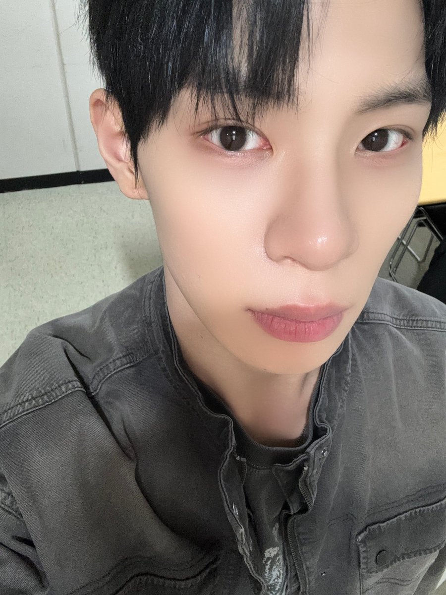 TIOT_NOW's tweet photo. [#건희]
23살 매력 뽐내기 😏

#홍건희 #HONGKEONHEE
#TIOT #티아이오티 https://t.co/3h9jpzhQIc
