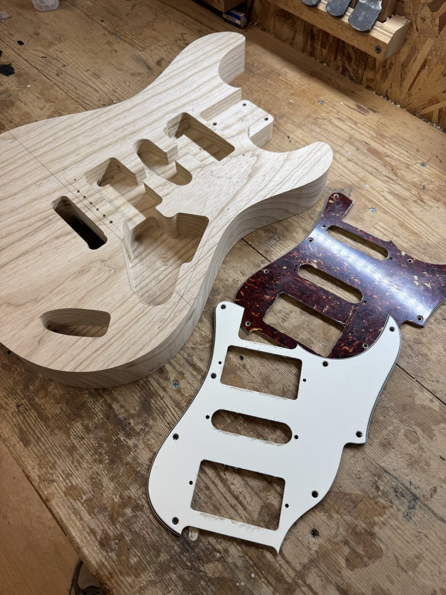 YOSguitars's tweet photo. オーダーQuintic用のピックガードを2枚製作。
SSHレイアウトでのオーダーですが、後からHSHにしたくなるかもというオーナーさんのご要望で、両仕様のピックガードを製作。キャビティもどちらでも行ける形状で掘ってあります。 https://t.co/ZK9nmEGoys