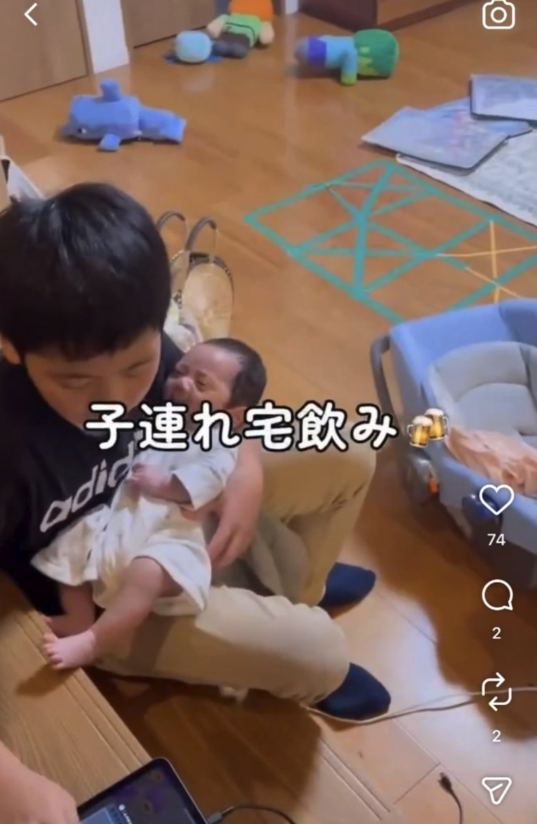 gibomuuri's tweet image. 大人は楽しく宅飲み🍺
その傍らで長男くんが生まれたての下の子抱っこしてあやしてる
この足の揺らす動きは日頃からやってなきゃできないよ

#探偵ナイトスクープ