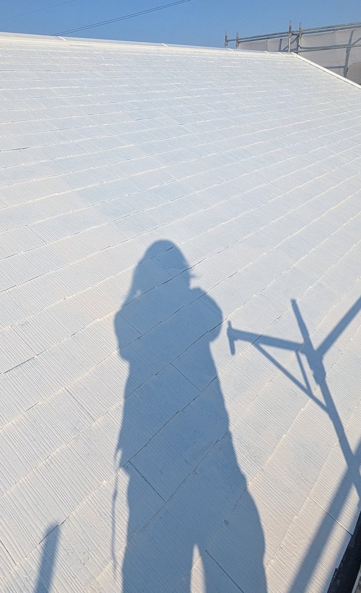 BikerOYA's tweet photo. コロニアル2液シーラー2回塗り完了。タスペーサーいれて、遮熱塗装。
風が途中で強くなって大変でしたが、なんとか。
外壁塗装もやって、これから別現場へ。内装リフォームの仕上げ。よゐこはマネしないでね！Don't try this at Home!!
＆Attack from the BlueColors! https://t.co/uOwUfwVqEf