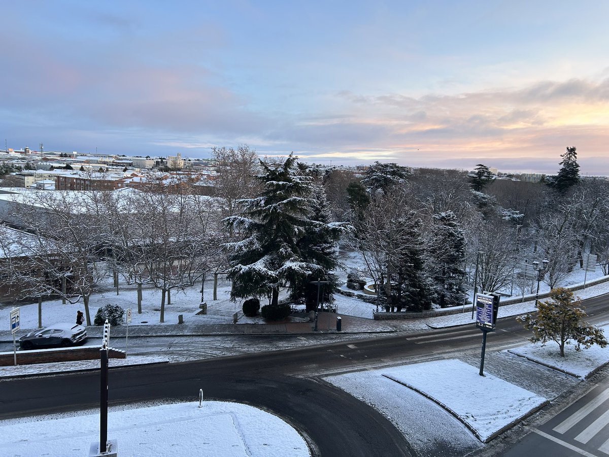 Así amanecemos en #Ávila hoy, poca nieve pero temperaturas muy bajas, como ha dicho <a href="/Divulgameteo/">José Miguel Viñas</a> en <a href="/agropopular/">AGROPOPULAR</a> fruto del temporal. Buenos diaaaaaas! 

#AgropopularTemporalNieve