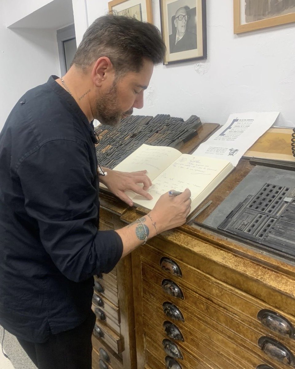 generaciondel27's tweet photo. @MiguelPoveda conmemora el centenario de la #Generacióndel27 en @CulturaMVA.
🎼 Flamenco, música y poesía con versos de #Lorca, #Cernuda y #Aleixandre.
📖 Recorrió la Antigua Imprenta Sur, donde Altolaguirre y Emilio Prados editaron la revista Litoral. | @diputacionMLG https://t.co/BMqREpTq0T