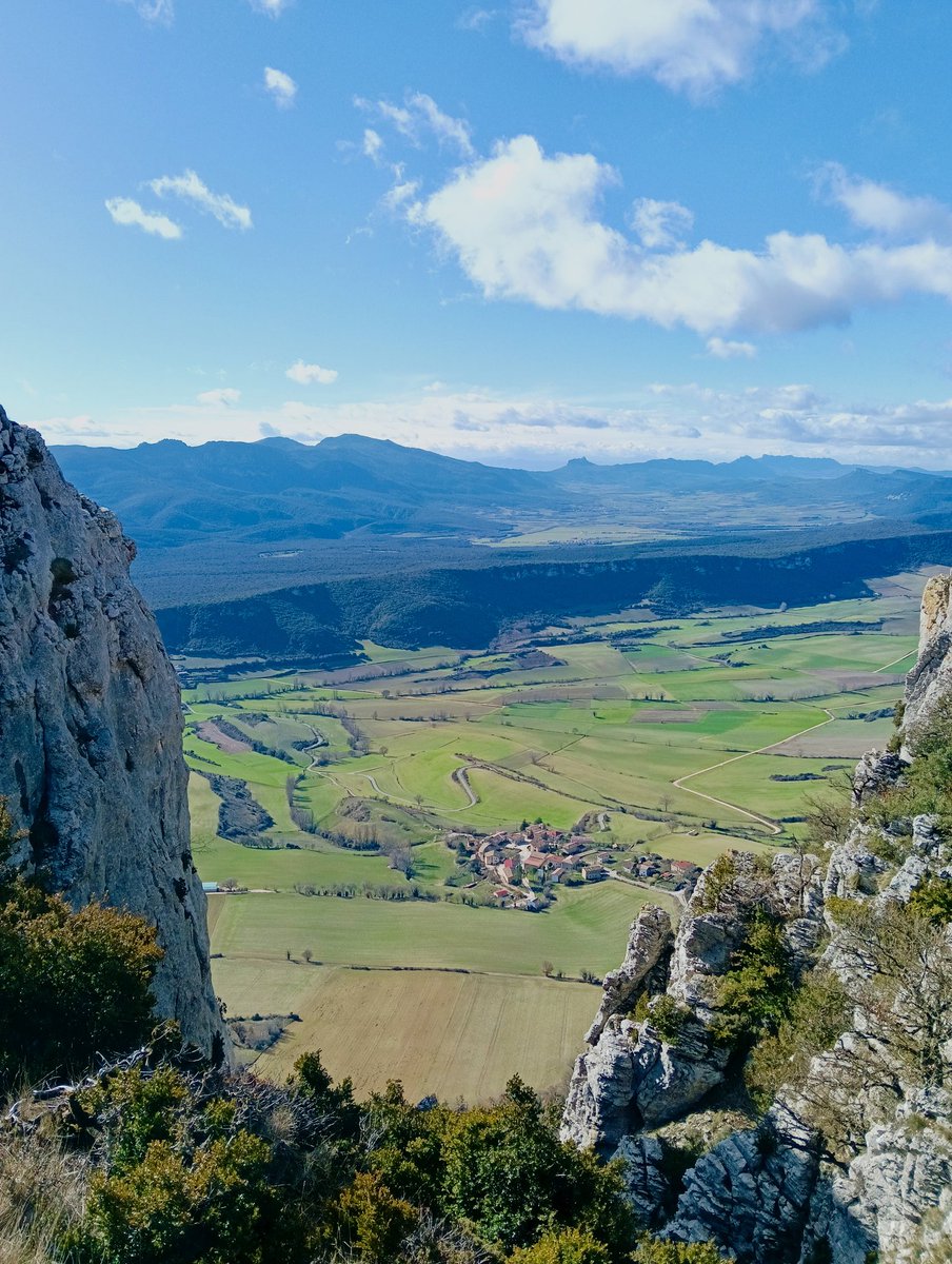 e13sirio's tweet photo. Valle de #Lana
Al sur, la entrada al valle está guardada por #Galbarra. Al oriente, #Viloria; al Oeste, #Gastiáin; y al Norte, en el piedemonte meridional de #Lokiz, #Narcué y #Ulibarri.
Dios se recreó en este rincón de #Navarra.
#TrasLasHuellasDeILO https://t.co/gtOk0ReQdf