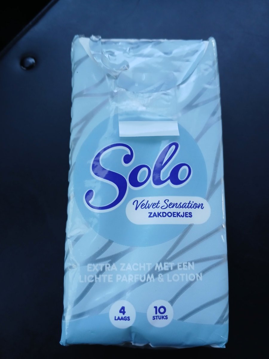 die_rien's tweet image. Geef maar normale zakdoekjes 
Mijn neus snuiten met parfum, is niks voor mij