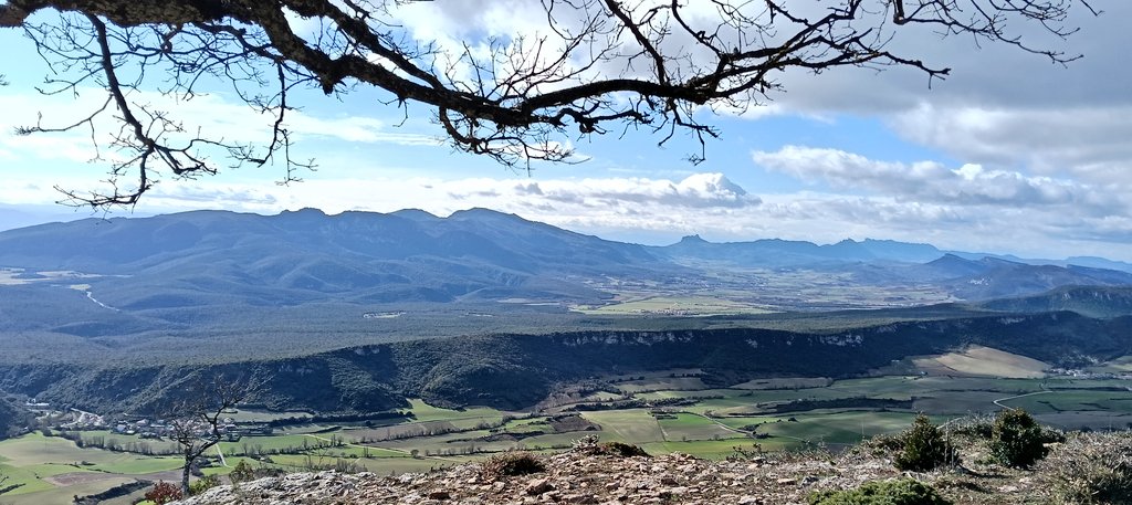 e13sirio's tweet photo. Valle de #Lana
Al sur, la entrada al valle está guardada por #Galbarra. Al oriente, #Viloria; al Oeste, #Gastiáin; y al Norte, en el piedemonte meridional de #Lokiz, #Narcué y #Ulibarri.
Dios se recreó en este rincón de #Navarra.
#TrasLasHuellasDeILO https://t.co/gtOk0ReQdf
