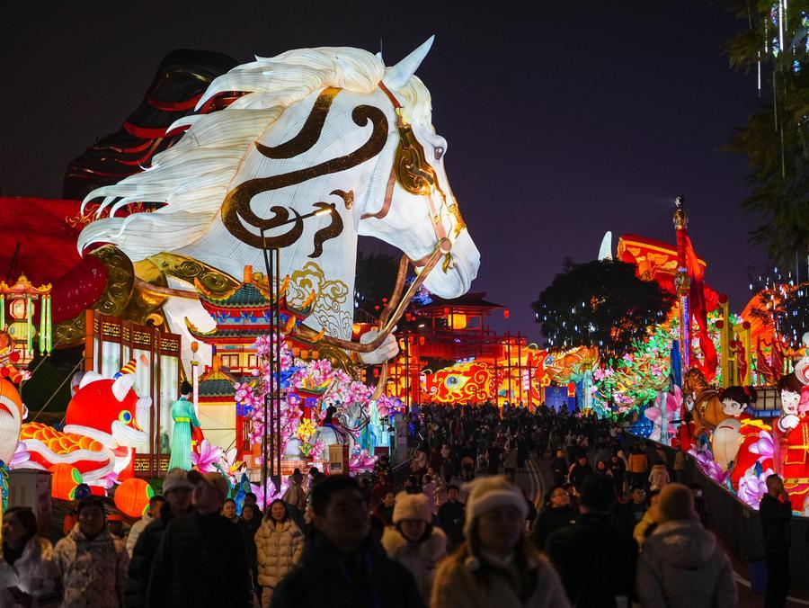 DailyBeijing's tweet image. 第32届自贡国际恐龙灯会亮灯
All lanterns displayed at the 32nd Zigong International Dinosaur #Lantern Show in #China's Sichuan Province were lit up on the evening of Jan. 23, featuring 11 groups of large light sets and more than 200 groups of small and medium-sized light sets.