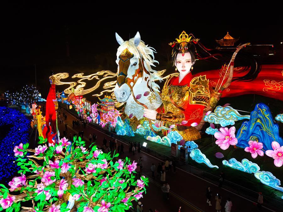DailyBeijing's tweet image. 第32届自贡国际恐龙灯会亮灯
All lanterns displayed at the 32nd Zigong International Dinosaur #Lantern Show in #China's Sichuan Province were lit up on the evening of Jan. 23, featuring 11 groups of large light sets and more than 200 groups of small and medium-sized light sets.