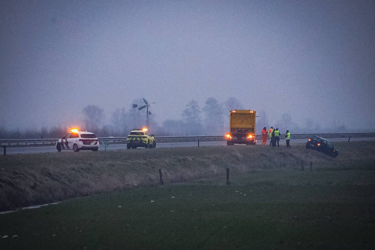 Automobilist raakt van de weg op A7
