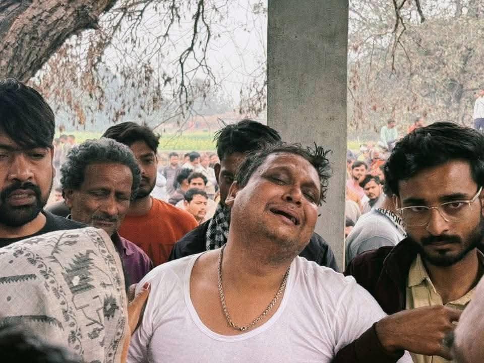 उंगली पकड़कर चलना सिखाया था,
आज वही हाथ, मुखाग्नि देने को तैयार।
एक पिता की आँखें, आंसुओं से भर गई,
बेटे की याद में, दिल दर्द से भर गया। 😔 
भगवान किसी भी पिता को येसा दिन ना दिखाये। |
मेरी संवेदनाएं शोकाकुल परिवार जनों के साथ हैं, और ईश्वर उन्हें इस दुख की घड़ी में सहन शक्ति दें