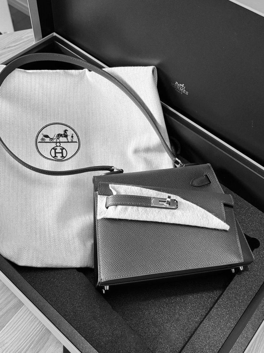 今年ひと枠目ケリー無秩序になります。

無秩序とあるように、幾何学なデザインです

これでバーキン無秩序、ケリー無秩序コンプリートです^ ^

次は新しく出たエヴリン23を狙います