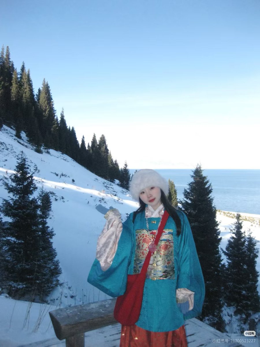AmazingHanfu's tweet image. #Sayram Lake is located in the Tianshan Mountains of #Xinjiang and is known as “the last tear of the #Atlantic Ocean.” It is an important natural landmark along the #Silk Road.(via.ziiyi)
Hanfu: Ming Dynasty style open-front coat, Mamianqun