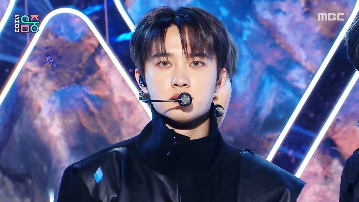 solornbalbum's tweet image. KYUNGSOO WEARING COLOURED CONTACT LENSES?!?!?!??!?!?!!?!??