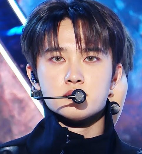 solornbalbum's tweet image. KYUNGSOO WEARING COLOURED CONTACT LENSES?!?!?!??!?!?!!?!??