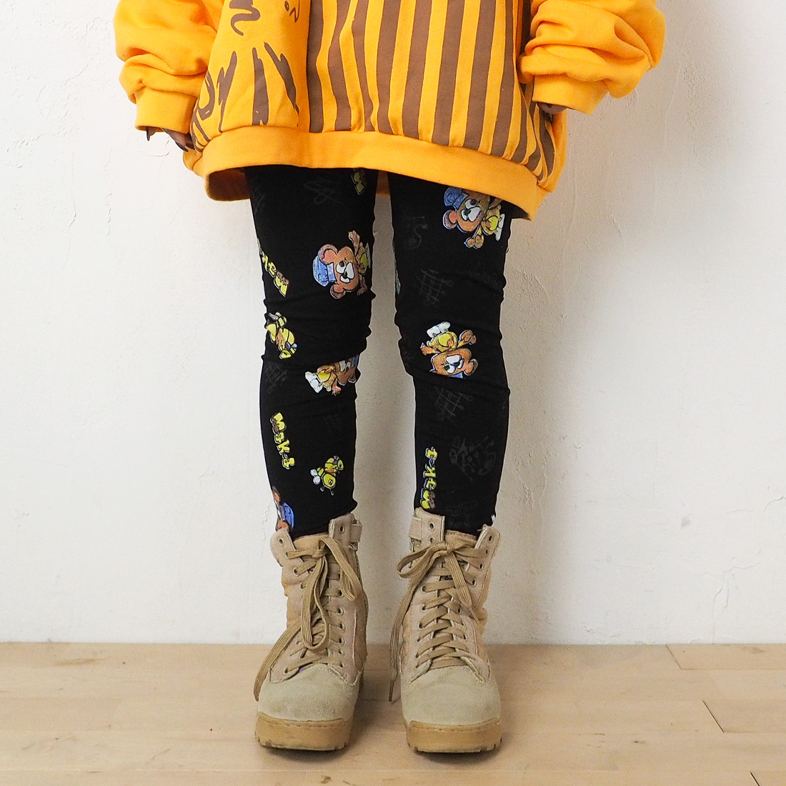 KiiTOSのストレッチパンツは、クマのコックさんのカラフルな総プリント