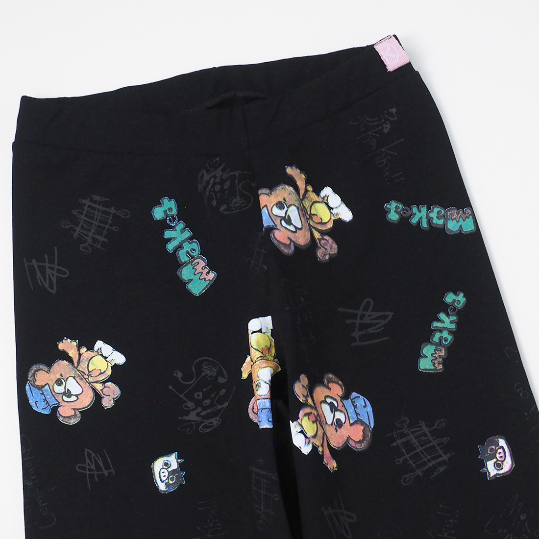 KiiTOSのストレッチパンツは、クマのコックさんのカラフルな総プリント