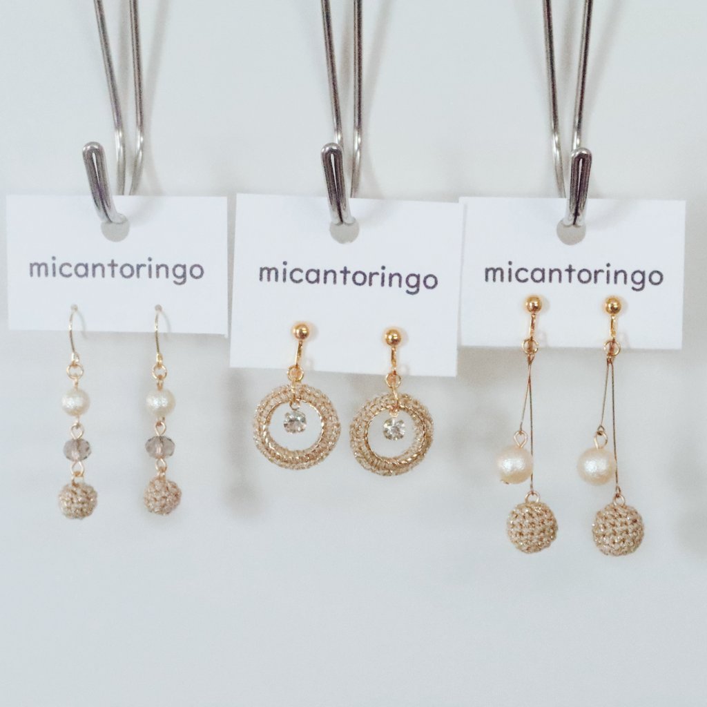 明日出店するつながる市には、手編みのメインパーツを使ったアクセサリーもたくさん持って行きます。
画像の3点は、すべてピアス↔イヤリングに交換できます♫
是非店頭で実物をご覧ください😌
#編み物 #青森県 #弘前市