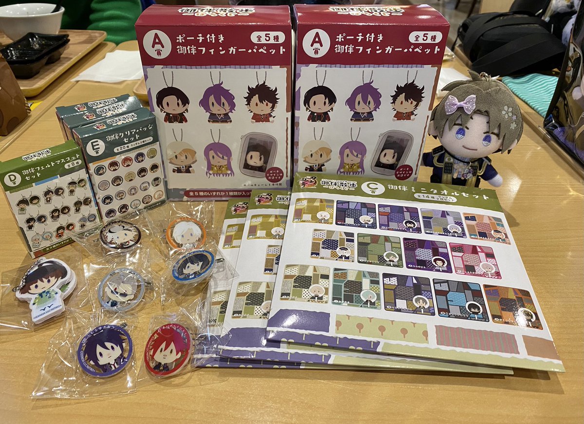 本日は家族＆ちいさな男士たちとイオンモールむさし村山へお買い物に🚗💨

アニメイトやHMVでぽちくじが余っていたので試しに皆で引いてみたらこんな結果だった！一文字のバッジ嬉しい🤭✨

（新しいお散歩鞄は この間WEGOで一目惚れしたやつ…自作のやつは上手にできたが やはり強度がアレでな…🙄）