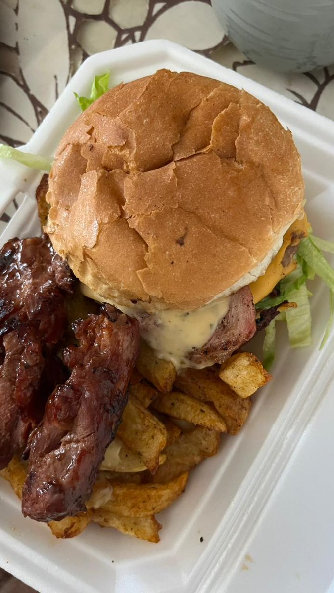 China_Tabz_'s tweet image. Madeira Soulpereira is Back

📍5622 Monamodi Street Rockland BFN
👍Open Everyday 
Bring your coolerbox a friend and most importantly come try the food.