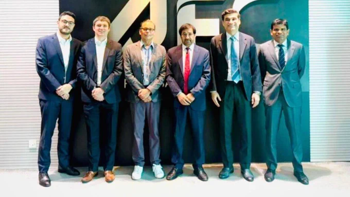 محمد یوسف کارگر قرارداد ساخت میدان های فوتبال در سه ولایت را امضا کرد