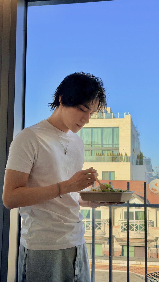 smoldejuns's tweet image. xiaojun 🫧

'someone sneakily took these pictures of me...'

HELLO ❓