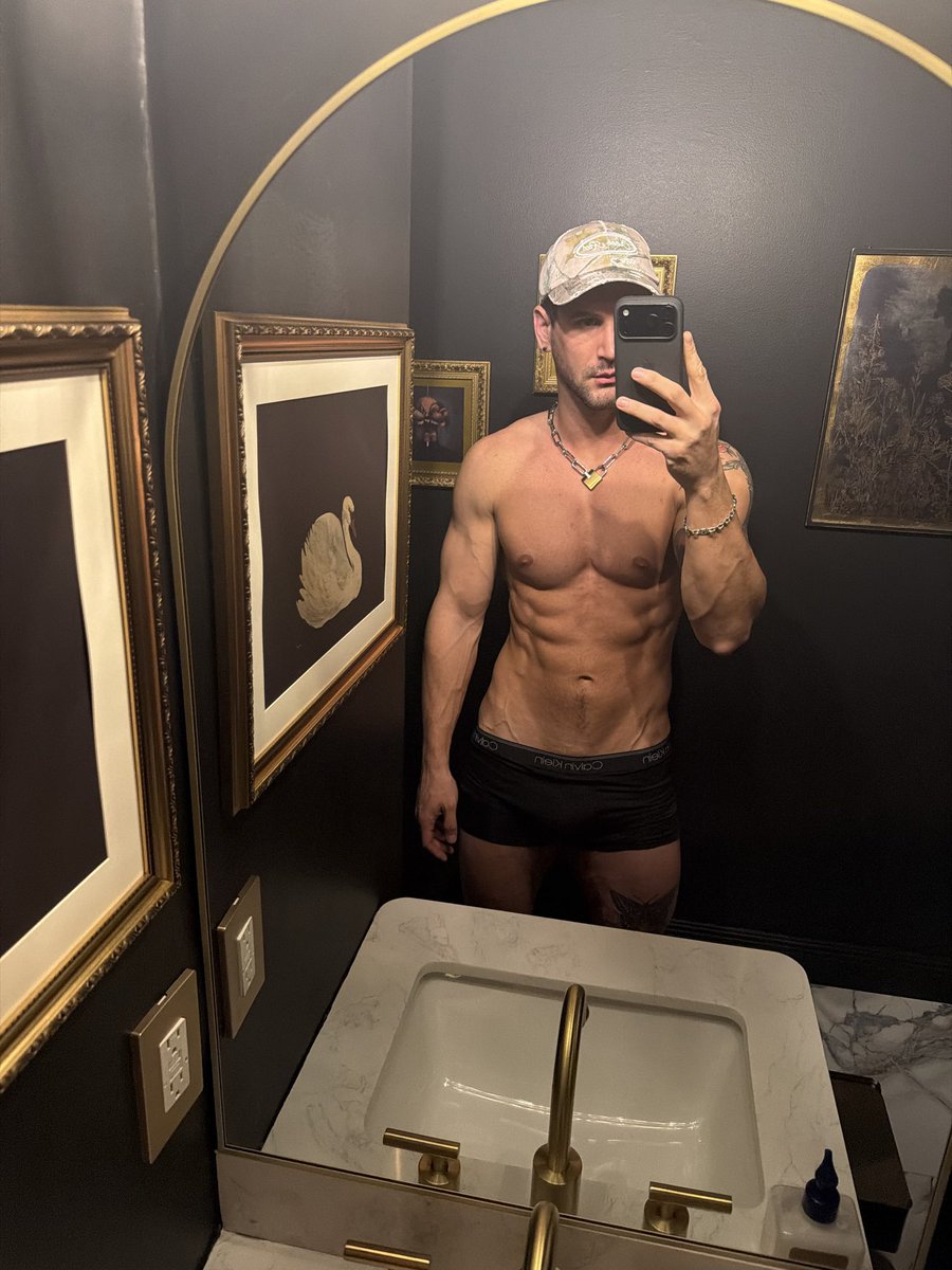 _cryinryan's tweet image. I’ve never been more inspired to wear camo