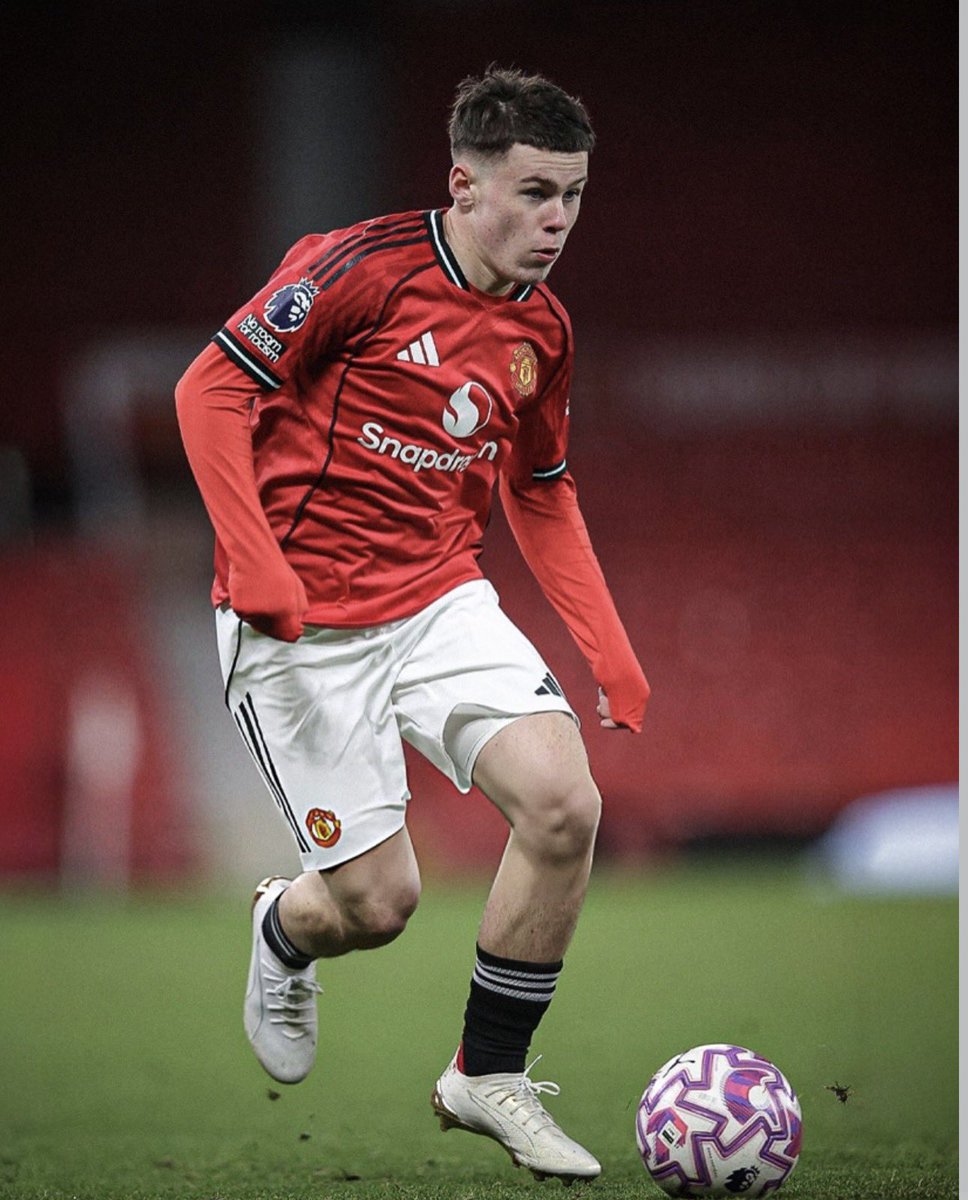 WayneRooney's tweet image. Then and now. Proud of you Kai ❤️