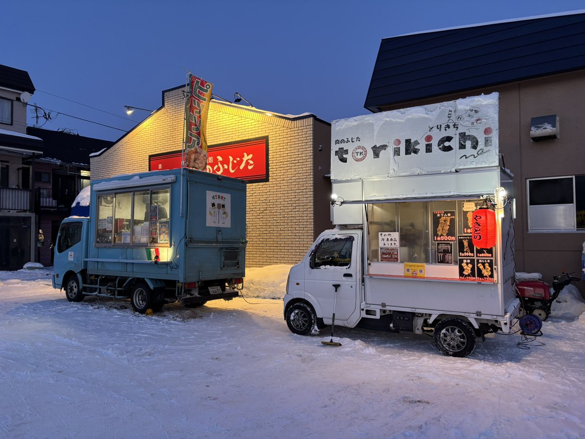 こんばんは、とりきちです🐔

2台並んで営業しております🈺
19時ごろまでの営業です！