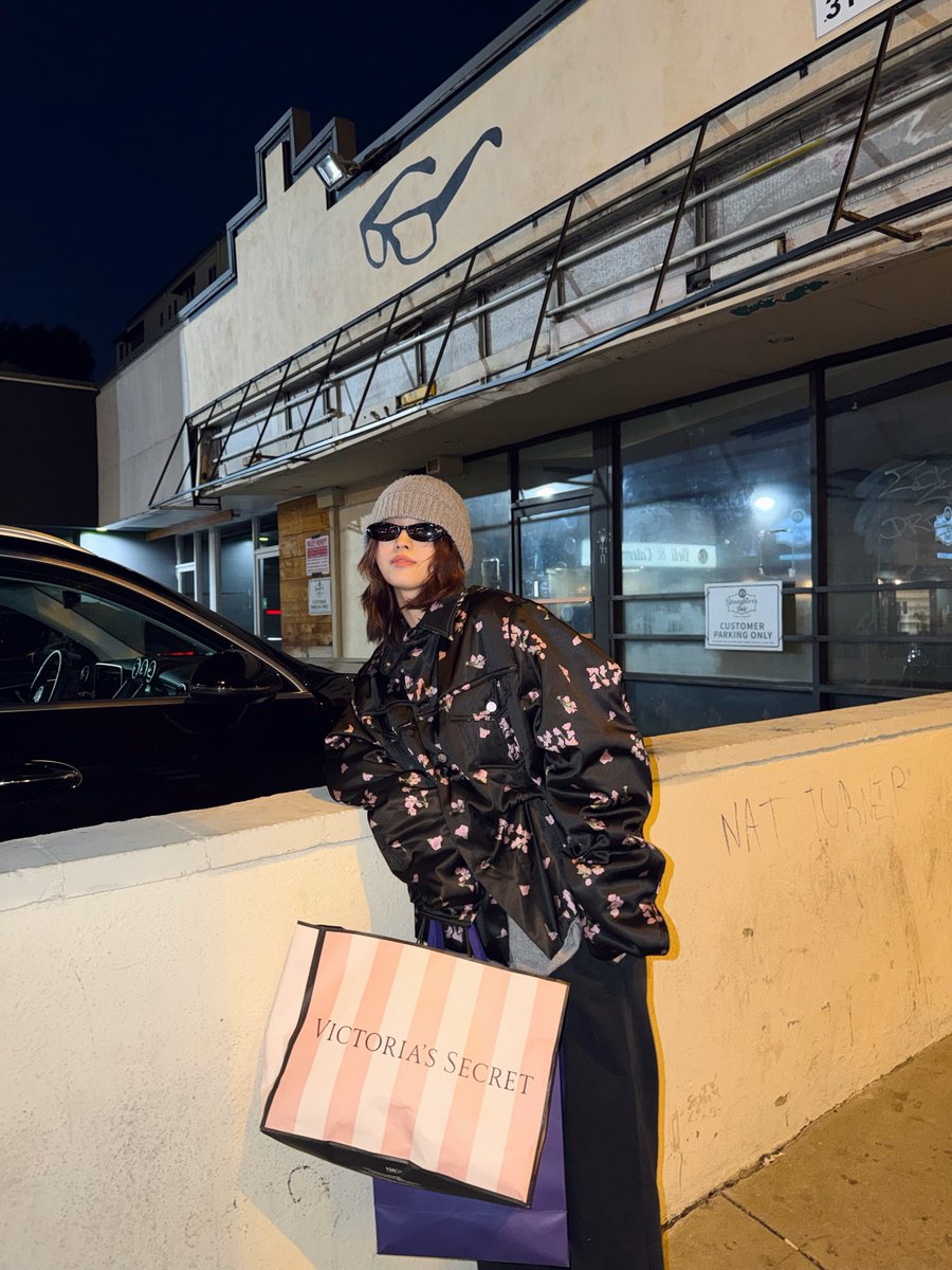 miisharonn's tweet image. ฟีลเหมือนมาซื้อวิคตอเรียซีเคร็ทให้แฟนแต่จริงๆซื้อใส่เองจร้า ออกสาว