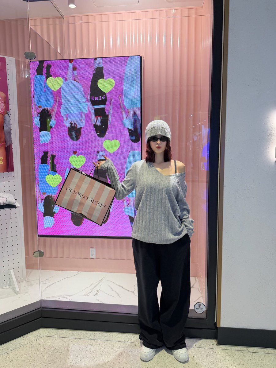 miisharonn's tweet image. ฟีลเหมือนมาซื้อวิคตอเรียซีเคร็ทให้แฟนแต่จริงๆซื้อใส่เองจร้า ออกสาว