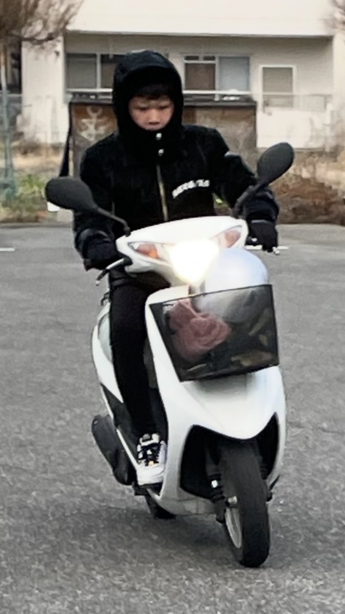 【拡散希望】
メット脱ぎスクーター乗ってた人が、自分のバイクを物色しようとしてました。（偶々帰って来たタイミングで鉢合わせ、そのま逃げられた）
山梨県民の方で、風貌、スクーターに見覚えのある方がいらっしゃいましたら、是非情報提供のご協力をお願い致します。
防犯カメラ確認させて貰お。