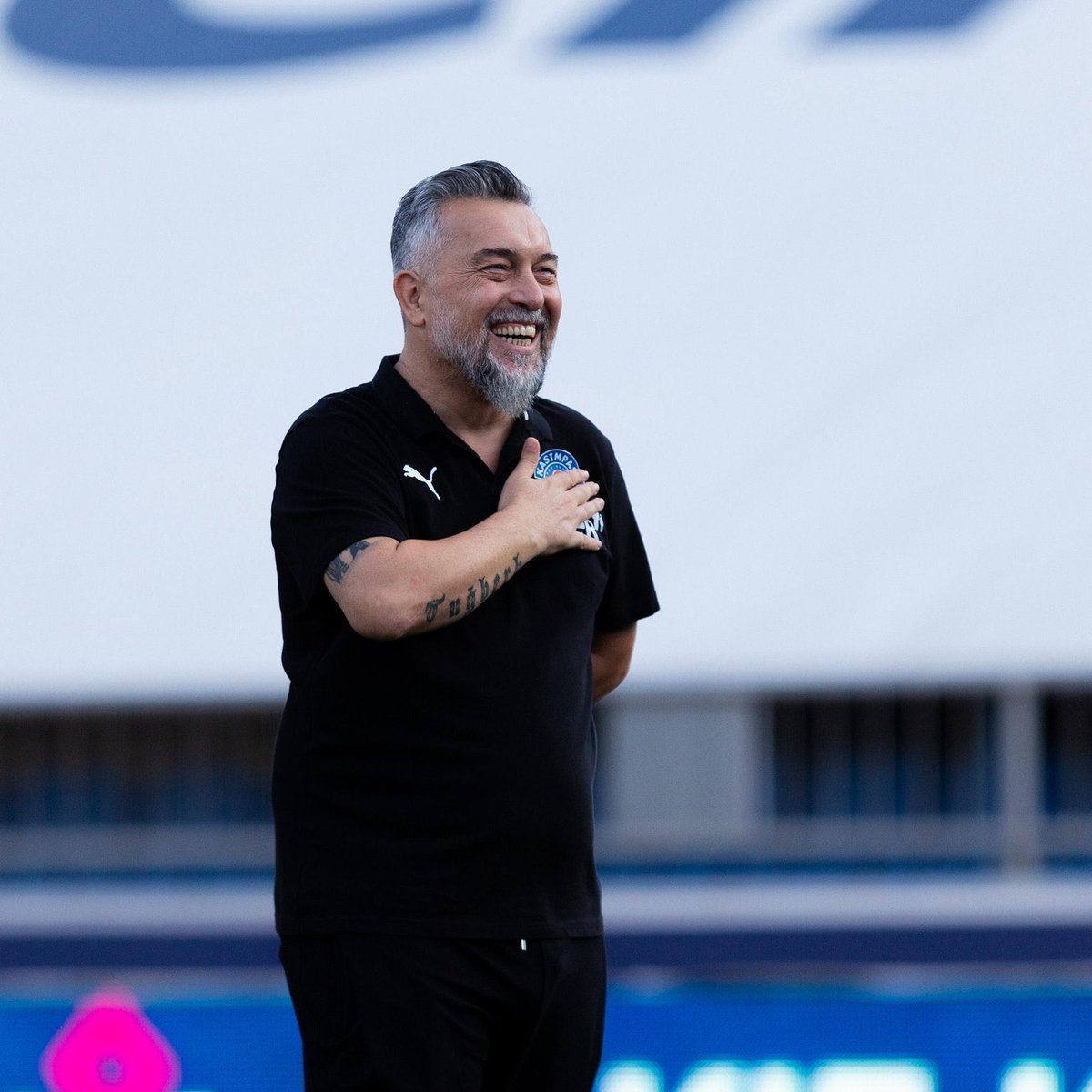 Bir tarafta Dortmund'da yıllarca görev almış. Dünya yıldızlarını keşfetmiş bir adam var. 
Diğer tarafta kasımpaşa çalışmış tv'de program yapan hocanın kankası ( aynı zamanda yardımcısı) biri var. 
Sen birincisini yollamak için herşeyi yapıyorsun, hiç bir işe karıştırmıyorsun