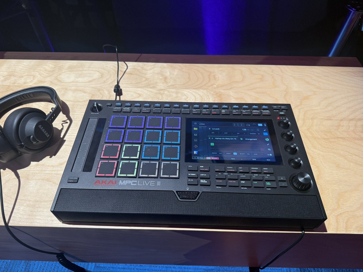 snrec_jp's tweet image. inMusicのルームでは、スタンドアロンDJシステム RANE System Oneを使ってDJによるパフォーマンスが行っています。

そのほか、AKAIのサンプラー、シーケンサー及びパッドコントローラーを統合したMPCシリーズの最新機種も幾つかが並んでいます！

#NAMM2026