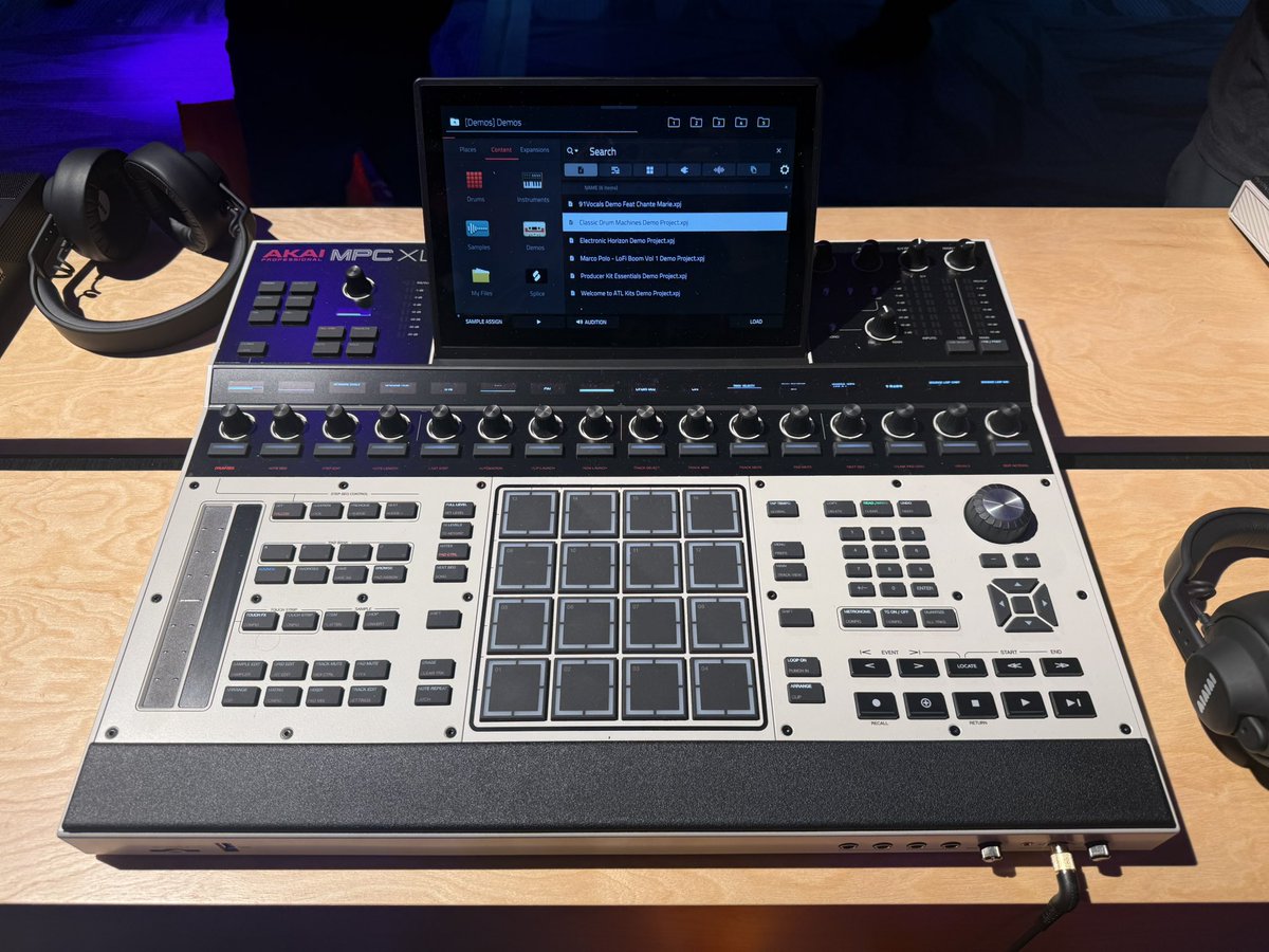 snrec_jp's tweet image. inMusicのルームでは、スタンドアロンDJシステム RANE System Oneを使ってDJによるパフォーマンスが行っています。

そのほか、AKAIのサンプラー、シーケンサー及びパッドコントローラーを統合したMPCシリーズの最新機種も幾つかが並んでいます！

#NAMM2026