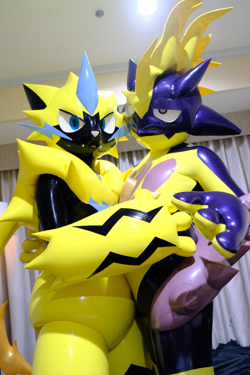 Same type of🐱🦎 #SqueakySaturday #Latex #Toxtricity