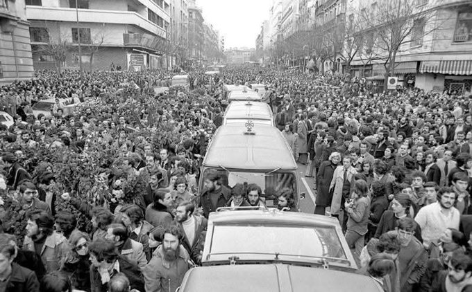 🌹#ABOGADOSDEATOCHA | Hoy se cumplen 49 años del atentado hacia los Abogados de Atocha.  
La libertad y la democracia no fueron regalos, fueron conquistas de la clase trabajadora.
 📷#AbogadosDeAtocha, siempre en nuestra memoria.