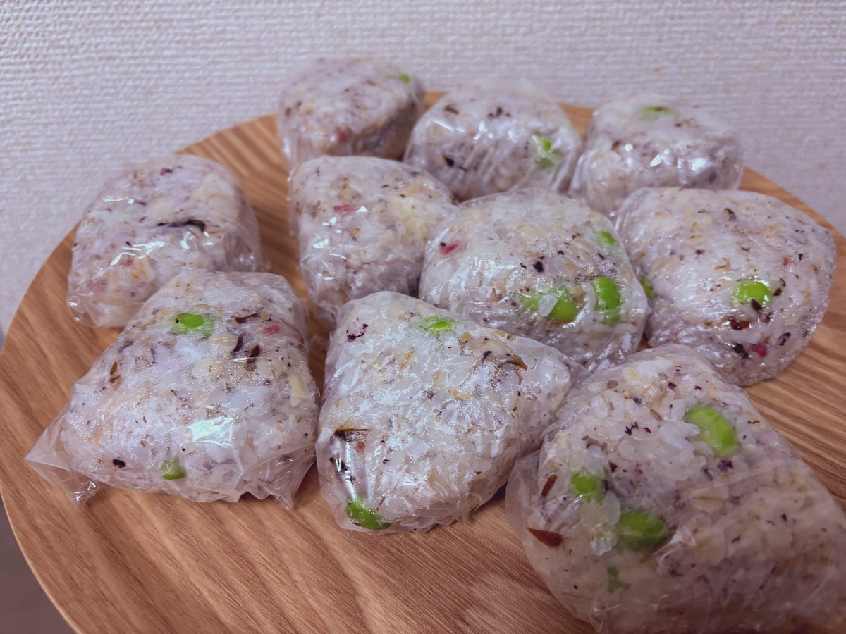 ミニおにぎり大量生産〜！！
晩ご飯はこれと味噌汁とゆで卵食べていく！