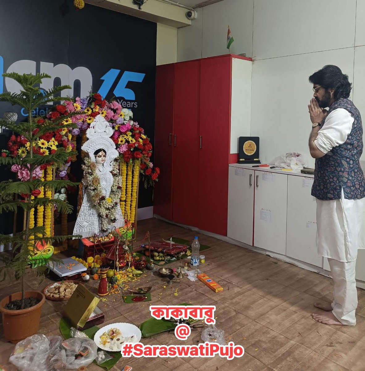 RanaSarkar's tweet photo. সরস্বতী পুজোতে সুপারহিট #vijaynagarerhirey #kakababu #saraswatipuja #DCM #dcm15 #ProsenjitChatterjee #BumbaDa @prosenjitbumba https://t.co/Zv8q0upfss