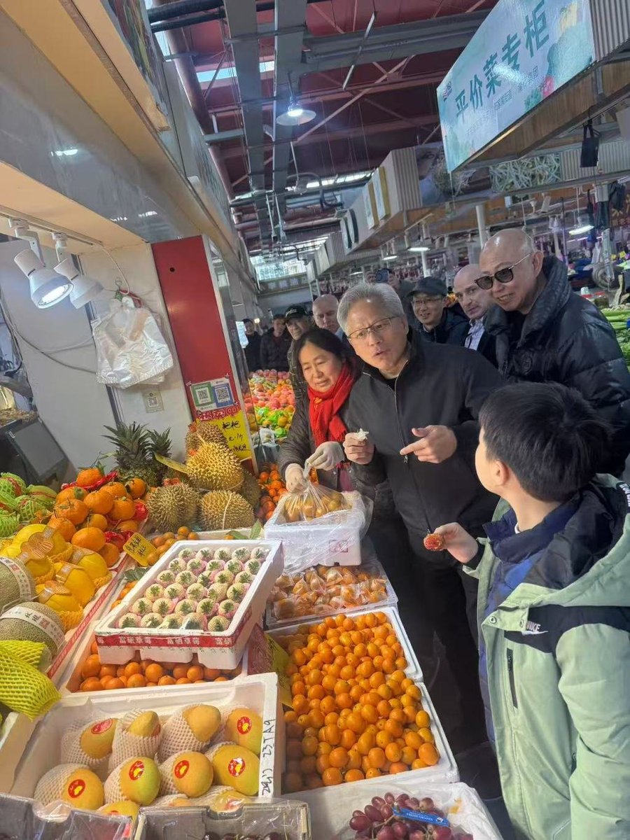 今日下午，英伟达CEO黄仁勋现身上海陆家嘴街道乳山路锦德菜市场，晚上将参加英伟达上海年会。