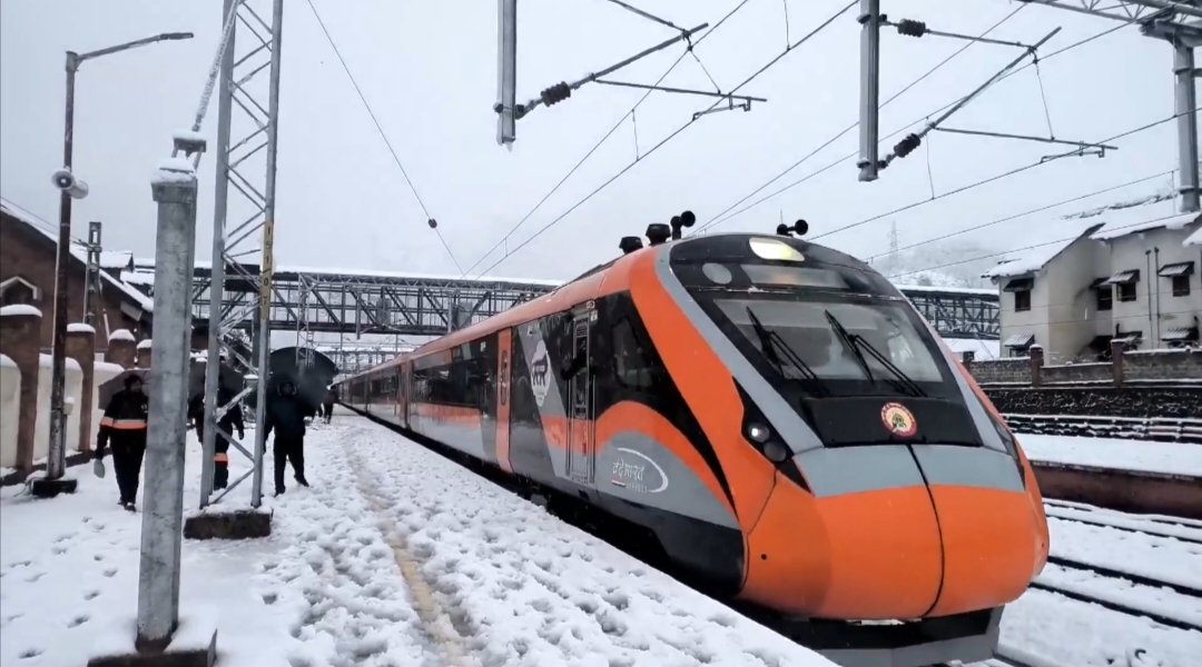 Siege4570's tweet image. Katra-Srinagar Vande Bharat runs through fresh snowfall, moving on snow-covered tracks and landscapes. Built for extreme cold with advanced heating, snow-clearing and visibility systems.
Cuts travel time to ~3 hours, ensuring year-round rail connectivity even during harsh…