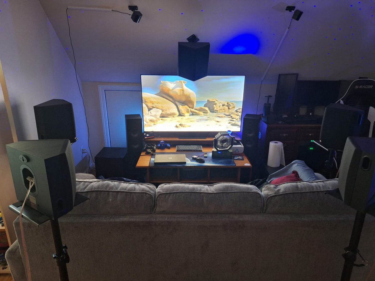 Fremps18's tweet photo. @iamkylehansen This is the full room (before RTX 5080 and 1440p monitor upgrade)

The TV has a computer, with a 7.2 surround system
4 base station VR setup https://t.co/2GSBh4eeOn
