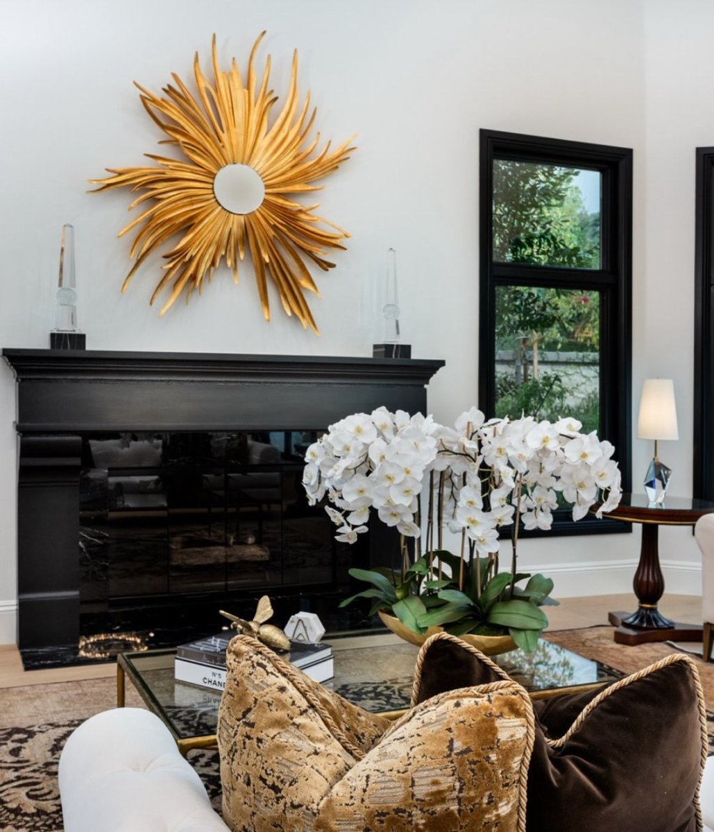 Christopher_Guy's tweet image. Nature, reimagined in sculptural elegance. The Dandelion mirror transforms organic inspiration into a radiant focal point, its expressive form elevating the interior with poetic refinement.
Interiors: @mariahshawdesign 
#christopherguy #interiorstyling #livingroominspiration