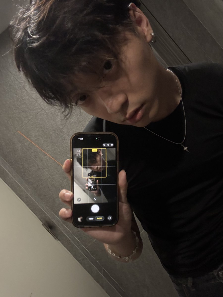 qu4ns's tweet photo. like i like how i look but also i hate how i look how does that work? https://t.co/KpKAdzaSjh