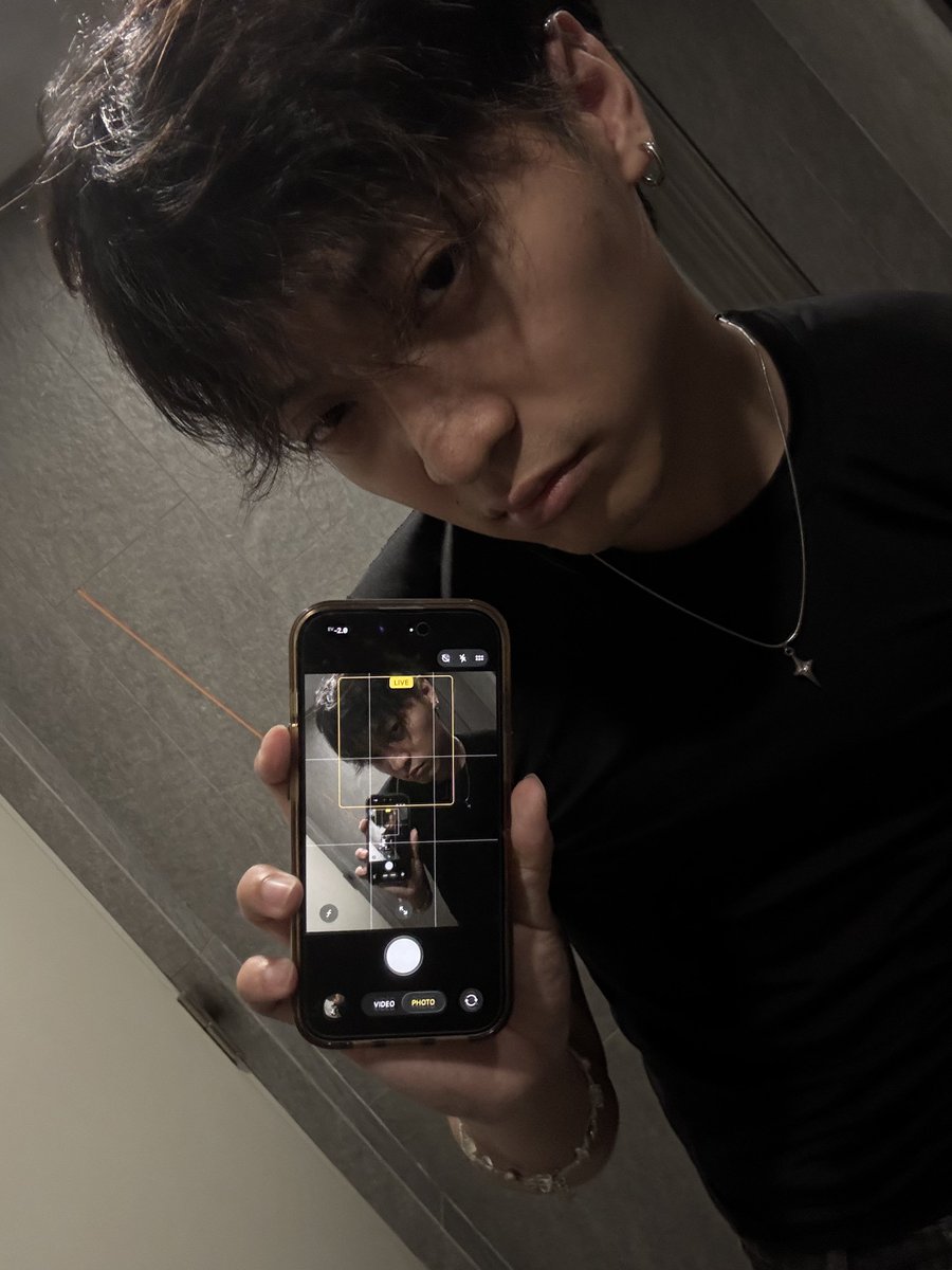 qu4ns's tweet photo. like i like how i look but also i hate how i look how does that work? https://t.co/KpKAdzaSjh