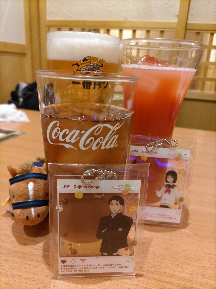 hapukanofficial's tweet photo. その後は、小市民シリーズのコラボの為、寒空の岐阜へ。☃️も降る程寒かったー！🥶無事にスタンプを回収したものの、景品がガチャで決まるため3人連続で同じキャラというミラクルをおこしましたw偏りがすごいよ！ https://t.co/o1vz5QYln5