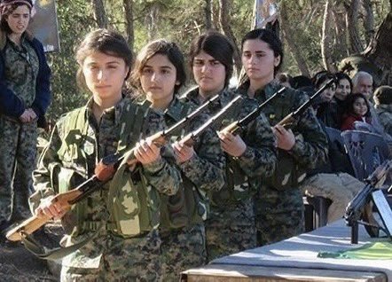 Ey ünlüler, ünsüzler!

Ey saç örme akımı başlatarak duyar kasan karakter yoksunları!

Tacize uğrayan, ellerine tutuşturulan silahlarla ölüme sürüklenen şu masumlar için de saçlarınızı toplar mısınız?