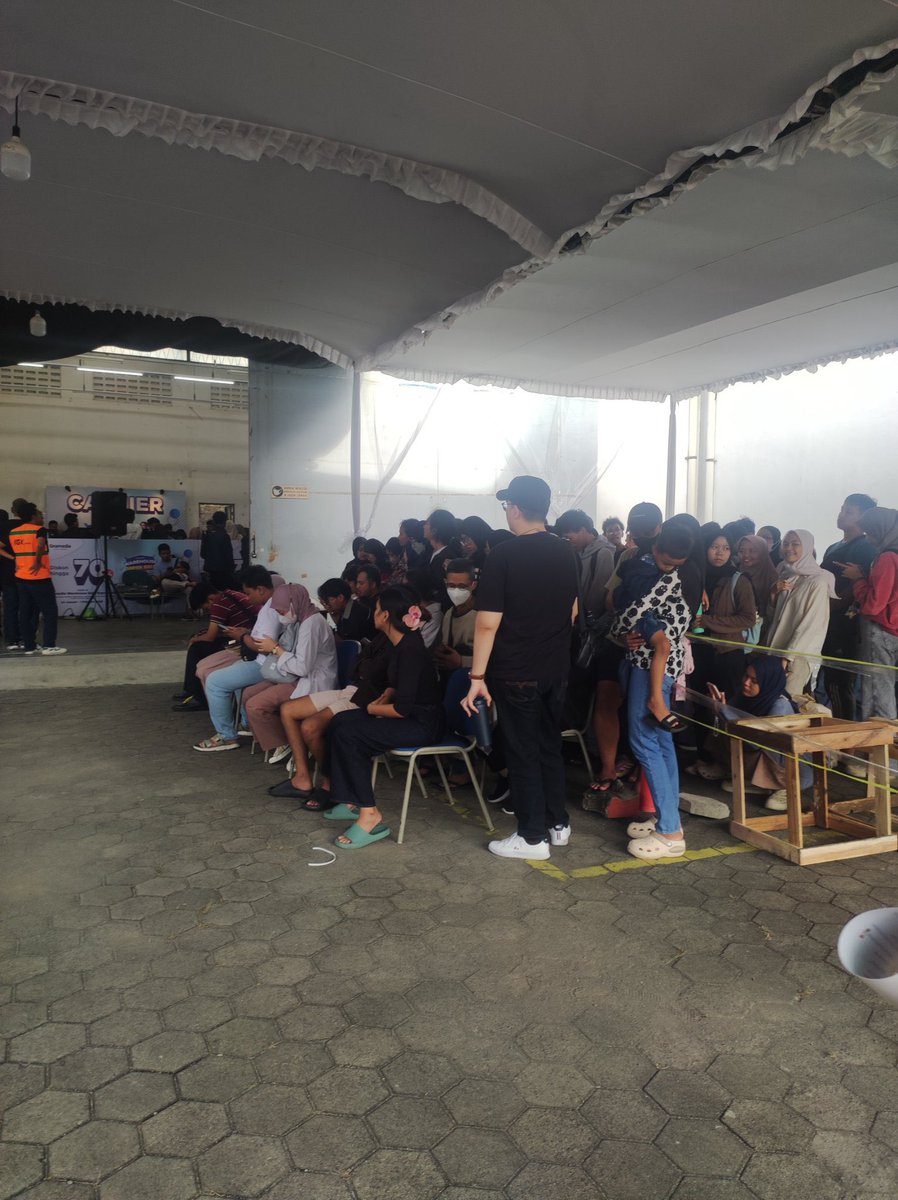 merapi_uncover's tweet image. Antrian masuk wholesale Gramedia di maguwo min mengular sampai keluar tenda sore ini jam 3. | @raniefatma