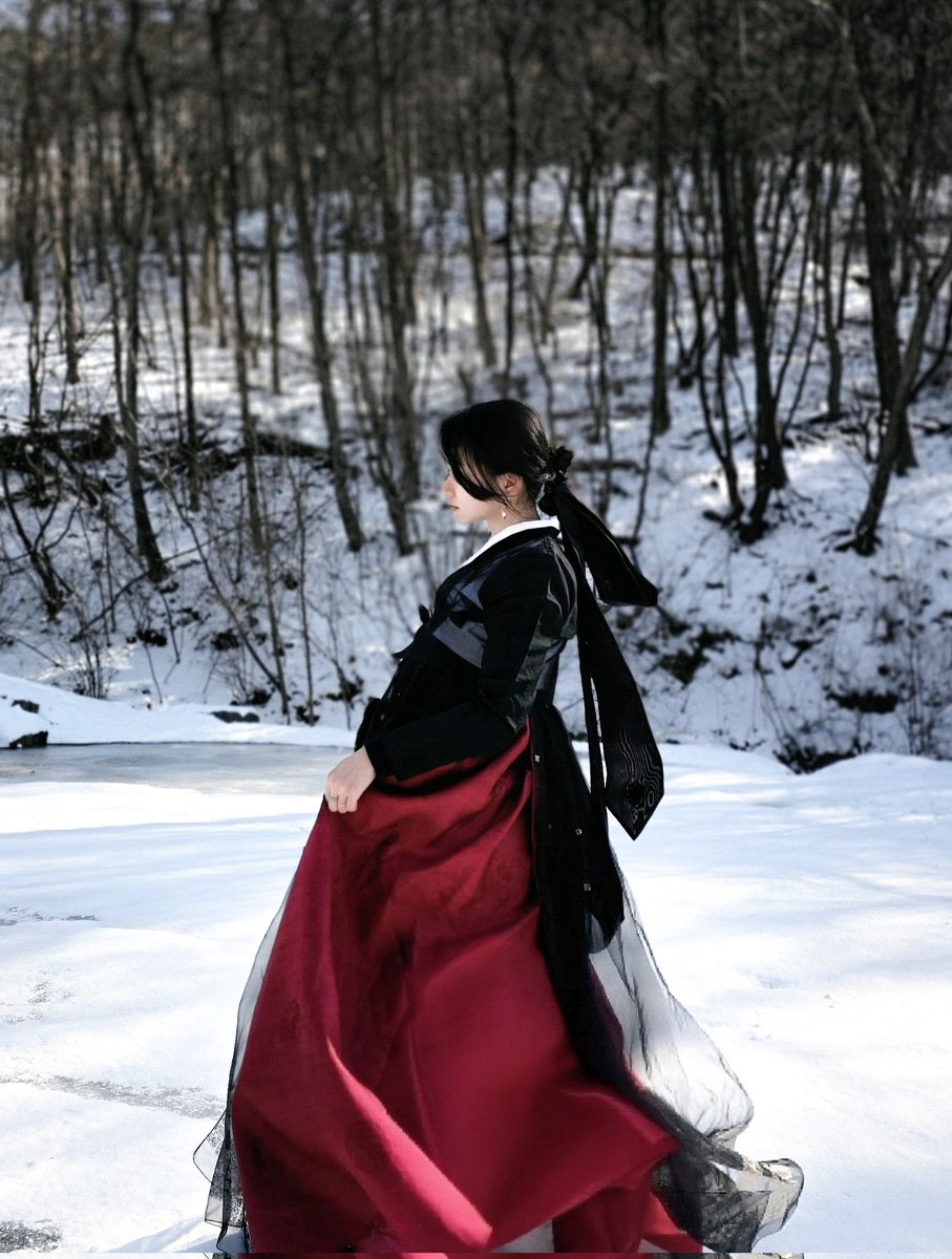 간밤에 눈 왔길래 한복입고 호다닥 나갔다 옴❄️