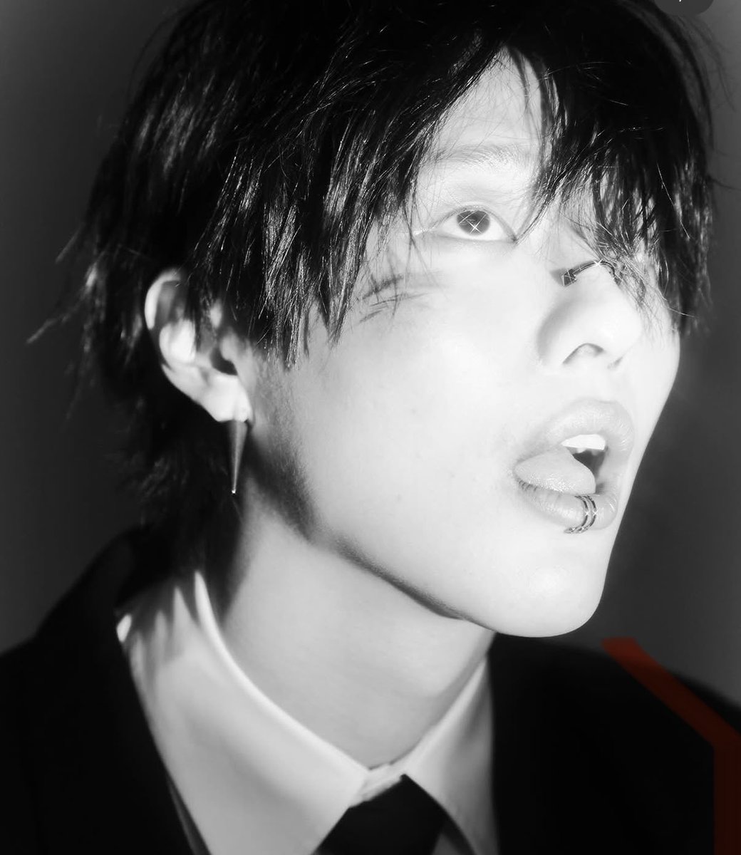 1970 ~ 90년대 복고 펑크 디스코 메탈부터 
아이돌, 큐트, 키치, 힙합
퓨쳐리스틱 edm 탈지구적 컨셉 다 가능한 인물 = 우즈