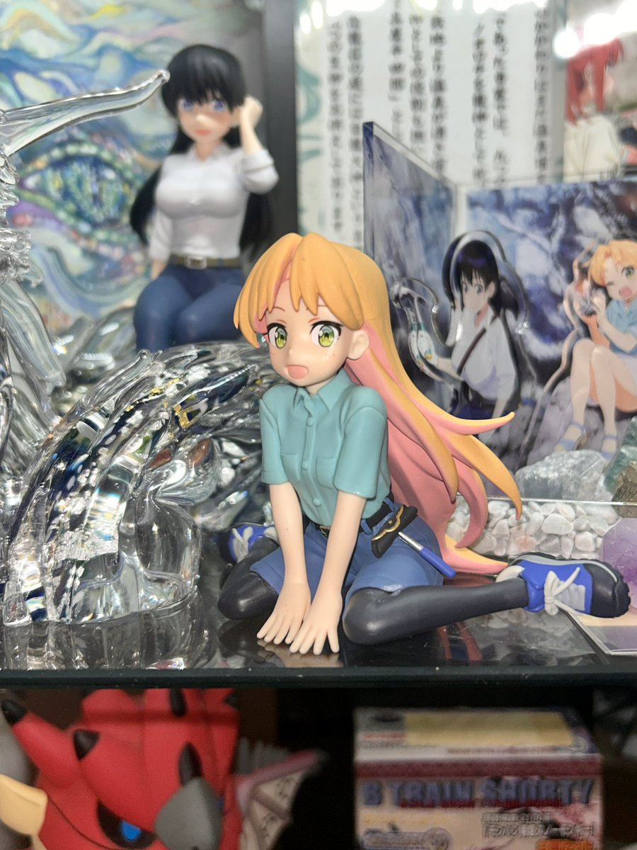 kanaguya's tweet image. なんとなんと、本日金具屋お泊まりの方で瑠璃の宝石ファンの方がいらっしゃるというので、今日の朝池袋でゲットした昨日出たばかりの凪さんと瑠璃さんのフィギュアを飾りました！たぶんゲーセン以外では国内最速展示なのでは！…